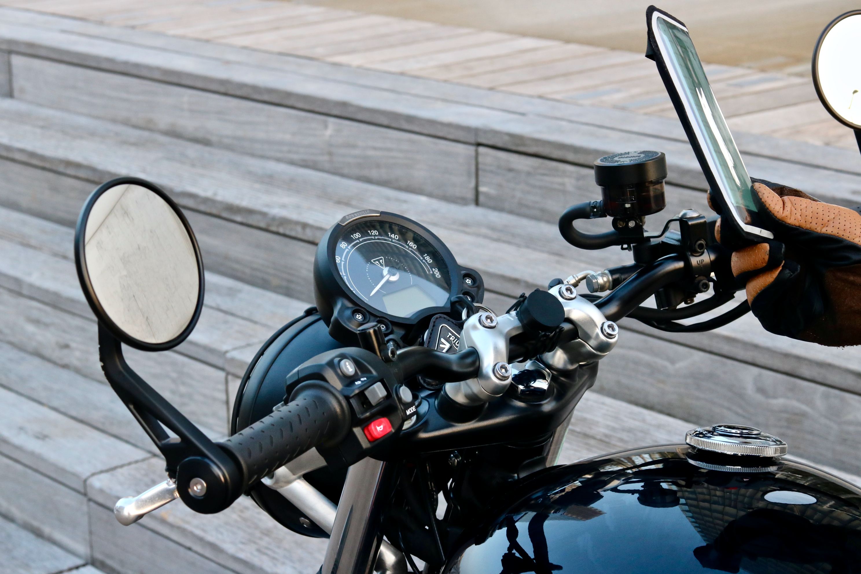 Magnetic holder for smartphone and iphone for motorbike - Shapeheart